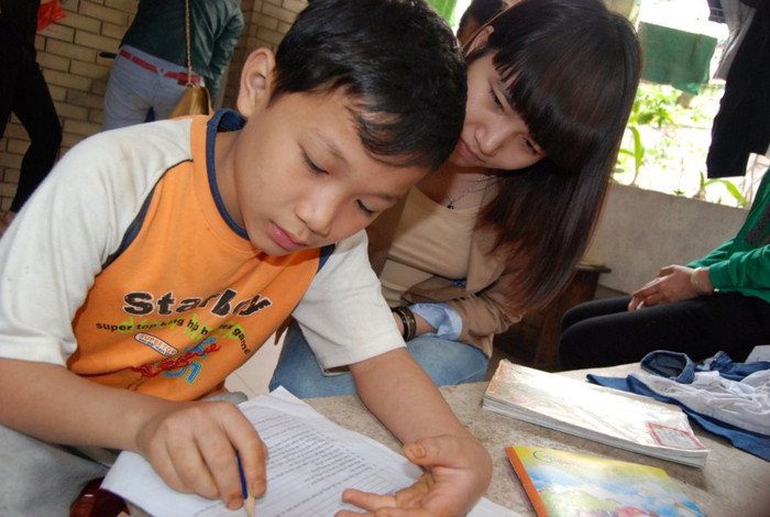 Gia sư hướng dẫn trẻ em trong làng trẻ SOS học bài. Gia sư hướng dẫn trẻ em trong làng trẻ SOS học bài.
