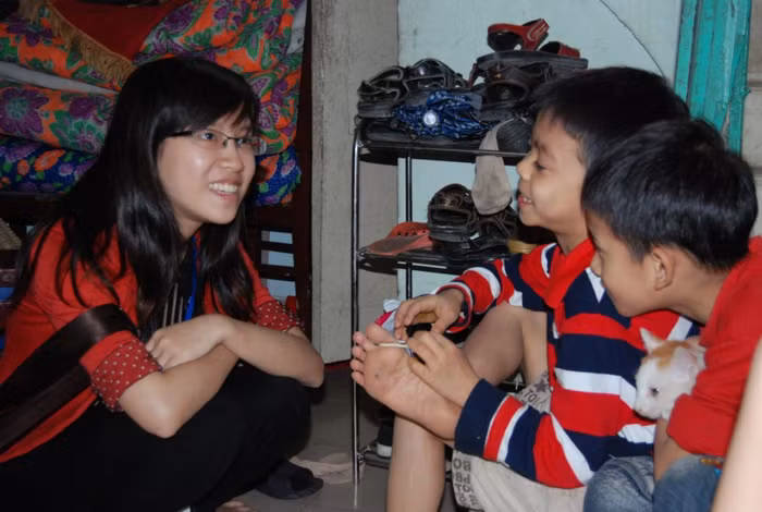 Trẻ em làng SOS "đố" gia sư về kiến thức môn tiếng Anh.