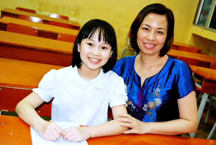 Cô giáo Đặng Nguyệt Anh và học sinh Trương Ánh Dương nhận được lời mời của ông Trần Khang Thụy vào thăm TP. Hồ Chí Minh. (Ảnh Quyên Quyên) Cô giáo Đặng Nguyệt Anh và học sinh Trương Ánh Dương nhận được lời mời của ông Trần Khang Thụy vào thăm TP. Hồ Chí Minh. (Ảnh Quyên Quyên)