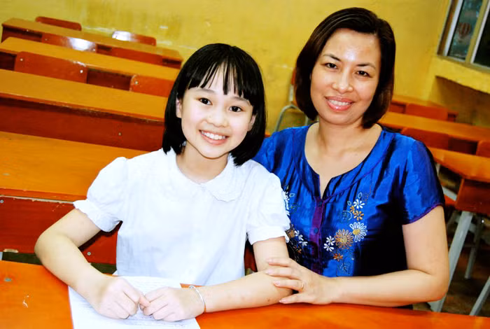 Cô giáo Đặng Nguyệt Anh và học sinh Trương Ánh Dương nhận được lời mời của ông Trần Khang Thụy vào thăm TP. Hồ Chí Minh. (Ảnh Quyên Quyên)