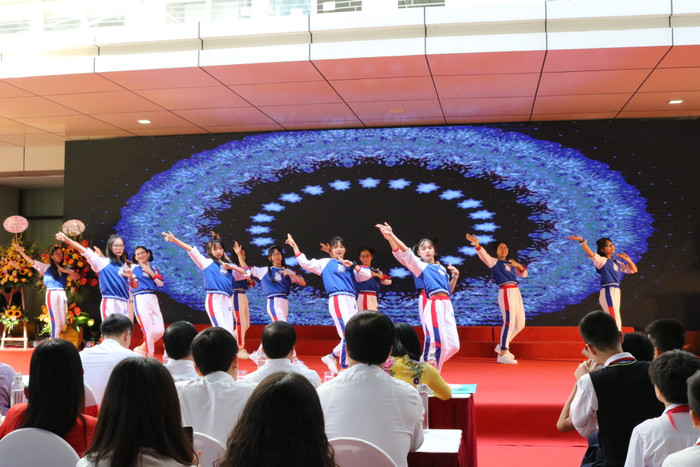 Một tiết mục văn nghệ của câu lạc bộ music club. Ảnh: Đ.T Một tiết mục văn nghệ của câu lạc bộ music club. Ảnh: Đ.T