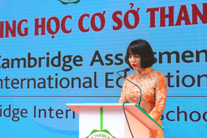 Cô Ngô Thị Diệp Lan - Hiệu trưởng nhà trường đã báo cáo kết quả của quá trình xây dựng trở thành trường Quốc tế Cambridge của trường Trung học cơ sở Thanh Xuân. Ảnh: Đ.T Cô Ngô Thị Diệp Lan - Hiệu trưởng nhà trường đã báo cáo kết quả của quá trình xây dựng trở thành trường Quốc tế Cambridge của trường Trung học cơ sở Thanh Xuân. Ảnh: Đ.T