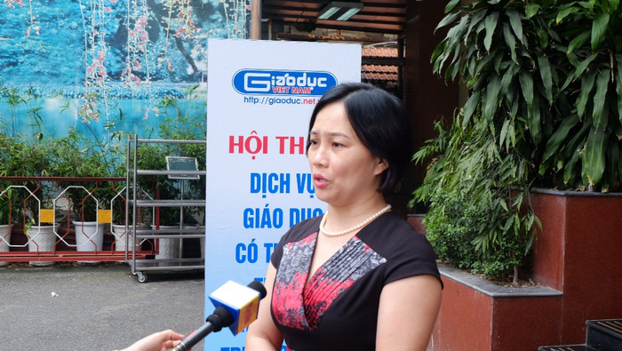 Một phụ huynh nêu quan điểm về dịch vụ có thu phí trong trường công. (Ảnh: Lại Cường) Một phụ huynh nêu quan điểm về dịch vụ có thu phí trong trường công. (Ảnh: Lại Cường)