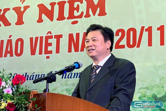 Nhà giáo ưu tú,Tiến sĩ Nguyễn Hữu Độ - Thứ trưởng Bộ Giáo dục và Đào tạo phát biểu căn dặn thầy và trò Trường Trung học phổ thông chuyên Hà Nội - Amsterdam trong lễ kỷ niệm Ngày Nhà giáo Việt Nam 20/11 năm 2020. Ảnh: Tùng Dương.