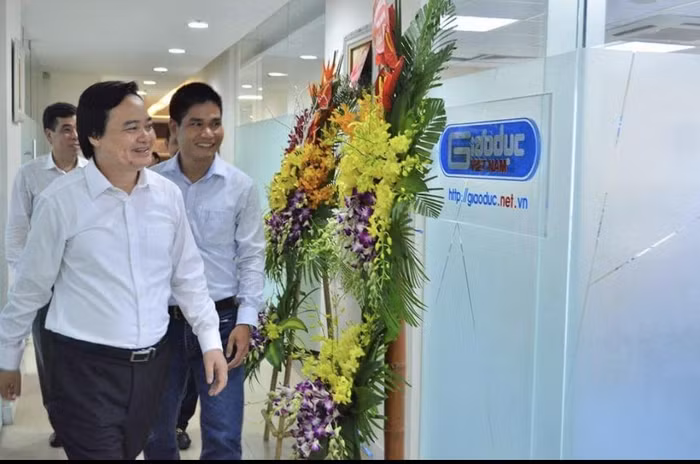 Nhân ngày Báo chí Cách mạng Việt Nam 21/6 năm 2016, Bộ trưởng Giáo dục và Đào tạo Phùng Xuân Nhạ tới thăm và chúc mừng Tòa soạn, ảnh tư liệu.