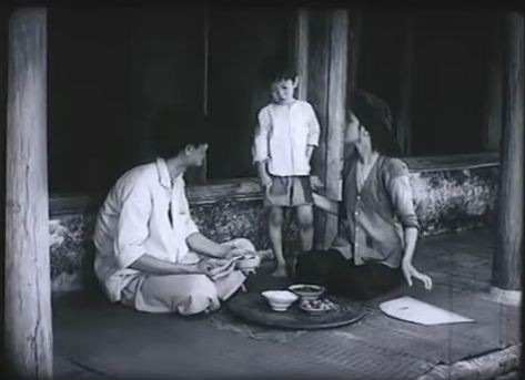 Cảnh bữa cơm nhà "ông giáo Thứ" trong tác phẩm điện ảnh "Làng Vũ Đại ngày ấy" của đạo diễn Phạm Văn Khoa từng gây xúc động lòng người. Ảnh cắt từ clip. Cảnh bữa cơm nhà "ông giáo Thứ" trong tác phẩm điện ảnh "Làng Vũ Đại ngày ấy" của đạo diễn Phạm Văn Khoa từng gây xúc động lòng người. Ảnh cắt từ clip.