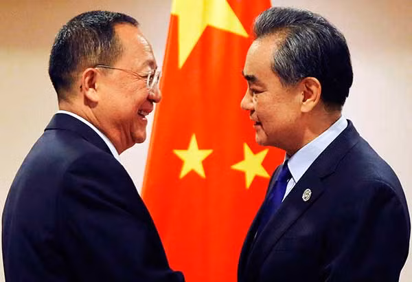 Ngoại trưởng Triều Tiên Ri Yong-ho và người đồng cấp Trung Quốc Vương Nghị tại Philippines, ảnh: Philstar.