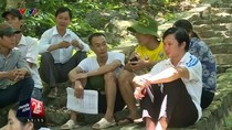 Ảnh chụp màn hình phóng sự Giáo viên đột ngột mất việc tại Thanh Hóa: “Không biết kêu ai” của Chuyển động 24h, Trung tâm Tin tức VTV 24 ngày 27/9/2016 về việc hàng loạt giáo viên ở Yên Định, Thanh Hóa bị cắt hợp đồng đột ngột. Ảnh chụp màn hình phóng sự Giáo viên đột ngột mất việc tại Thanh Hóa: “Không biết kêu ai” của Chuyển động 24h, Trung tâm Tin tức VTV 24 ngày 27/9/2016 về việc hàng loạt giáo viên ở Yên Định, Thanh Hóa bị cắt hợp đồng đột ngột.