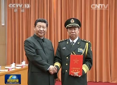 Ông Tập Cận Bình trao quyết định bổ nhiệm cho ông Lý Tác Thành khi mới nhậm chức, lúc ông Thành còn là trung tướng. Ảnh minh họa: Asia Times. Ông Tập Cận Bình trao quyết định bổ nhiệm cho ông Lý Tác Thành khi mới nhậm chức, lúc ông Thành còn là trung tướng. Ảnh minh họa: Asia Times.
