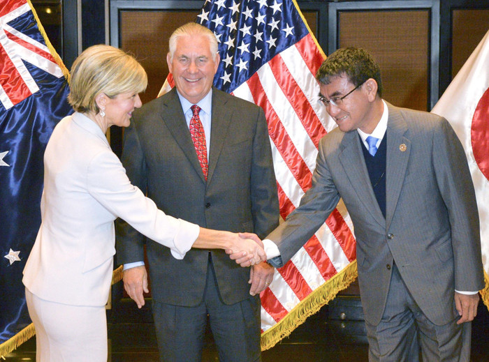 Ngoại trưởng Australia Julie Bishop, Ngoại trưởng Mỹ Rex Tillerson và tân Ngoại trưởng Nhật Bản Taro Kono gặp nhau bên lề Diễn đàn ASEAN năm nay tại Philippines, ảnh: The Japan Times. Ngoại trưởng Australia Julie Bishop, Ngoại trưởng Mỹ Rex Tillerson và tân Ngoại trưởng Nhật Bản Taro Kono gặp nhau bên lề Diễn đàn ASEAN năm nay tại Philippines, ảnh: The Japan Times.