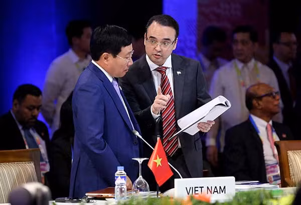 Phó Thủ tướng, Bộ trưởng Ngoại giao Phạm Bình Minh trao đổi với Ngoại trưởng Philippines Alan Peter Cayetano bên lề hội nghị Ngoại trưởng ASEAN, ảnh: Philstar.