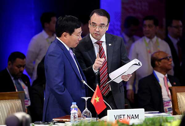 Phó Thủ tướng, Bộ trưởng Ngoại giao Phạm Bình Minh trao đổi với Ngoại trưởng Philippines Alan Peter Cayetano bên lề hội nghị Ngoại trưởng ASEAN, ảnh: Philstar. Phó Thủ tướng, Bộ trưởng Ngoại giao Phạm Bình Minh trao đổi với Ngoại trưởng Philippines Alan Peter Cayetano bên lề hội nghị Ngoại trưởng ASEAN, ảnh: Philstar.