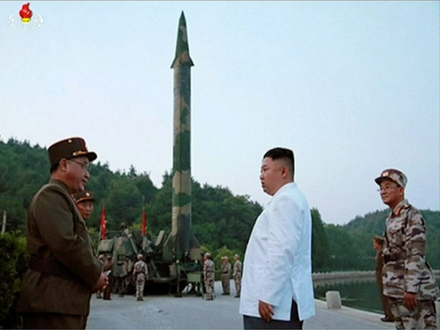 Nhà lãnh đạo Triều Tiên Kim Jong-un trực tiếp ra nơi phóng tên lửa, ảnh: AP / KCNA. Nhà lãnh đạo Triều Tiên Kim Jong-un trực tiếp ra nơi phóng tên lửa, ảnh: AP / KCNA.