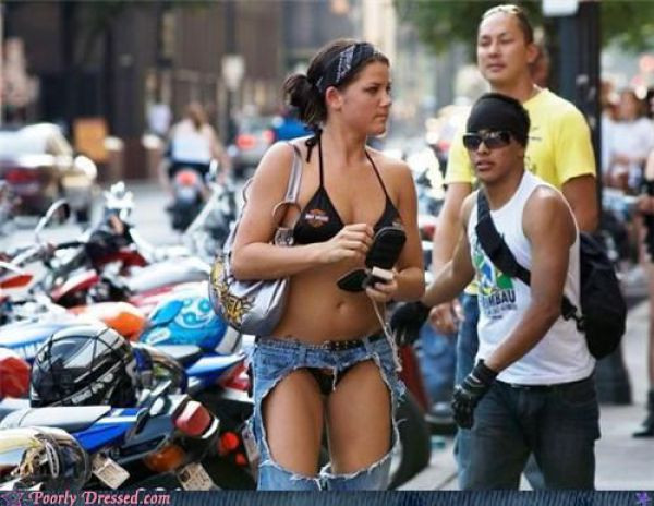 Trang phục dạo phố rất... thiếu vải.