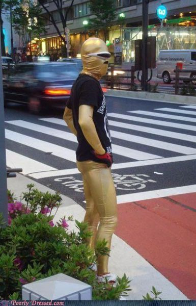 Một siêu nhân dạo bước trên phố.