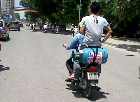 Ngồi trên trái "bom". Ảnh: Simba. Ngồi trên trái "bom". Ảnh: Simba.