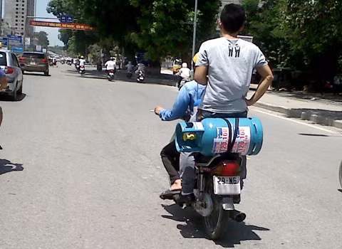 Ngồi trên trái "bom". Ảnh: Simba.