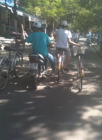 Dàn hàng ngang nguy hiểm. Ảnh: Võ Nhân Bình.