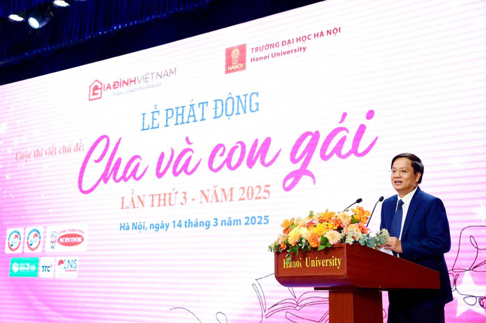 Nhà báo Hồ Minh Chiến - Tổng Biên tập Tạp chí Gia đình Việt Nam phát biểu. cha-va-con-gai-6-1103.jpg