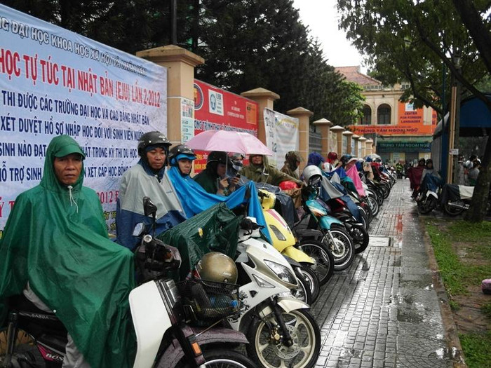 Cương quyết mặc áo mưa, chứ không chịu rời vị trí.