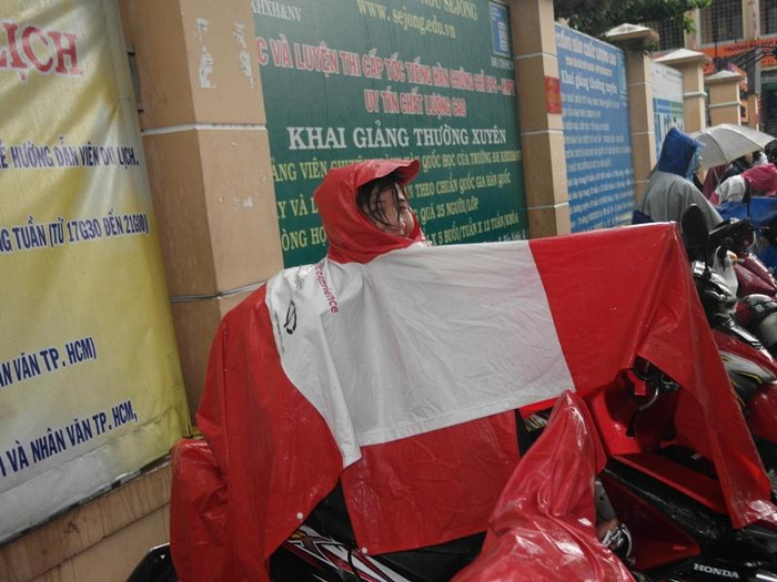 Và cười tươi khi phát hiện phóng viên chụp ảnh.