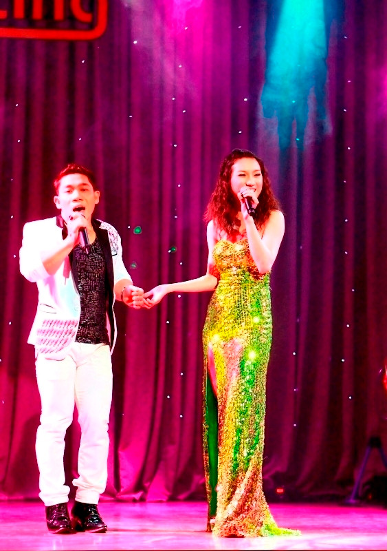 Bị khán giả cười vì…lùn, nhưng Phạm Văn Mách vẫn thản nhiên, nắm tay bạn diễn. Khán giả vỗ tay reo hò vì hành động đẹp này. Bị khán giả cười vì…lùn, nhưng Phạm Văn Mách vẫn thản nhiên, nắm tay bạn diễn. Khán giả vỗ tay reo hò vì hành động đẹp này.