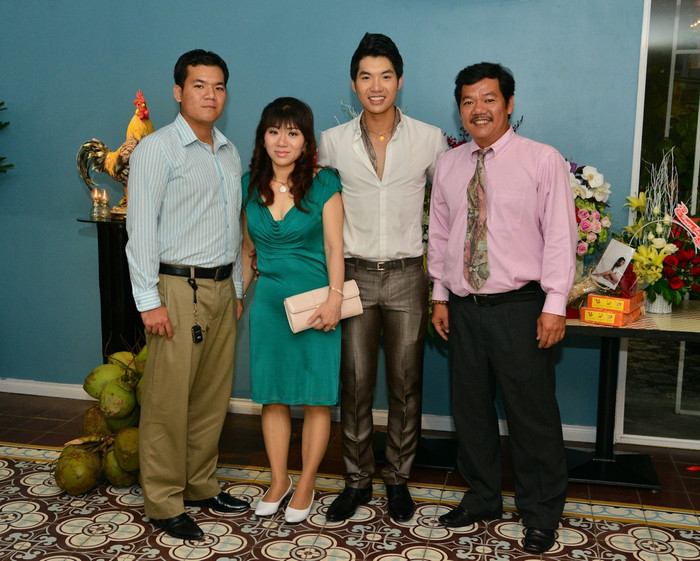 Gia đình của Á vương Nam Thành trong ngày vui. Gia đình của Á vương Nam Thành trong ngày vui.
