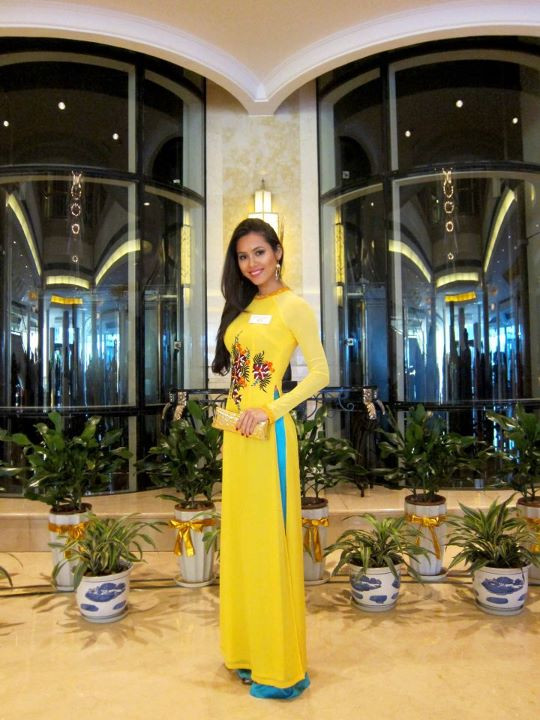 Mặc trang phục này, Hoàng My đã được các thí sinh khác khen ngợi. Mặc trang phục này, Hoàng My đã được các thí sinh khác khen ngợi.