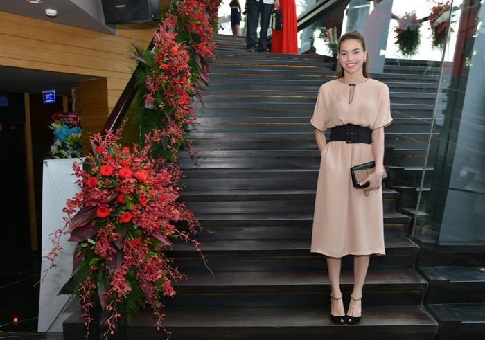 Tuy không có chồng theo như một số đồng nghiệp nữ khác nhưng Hà Hồ vẫn cười vui vẻ. Tuy không có chồng theo như một số đồng nghiệp nữ khác nhưng Hà Hồ vẫn cười vui vẻ.