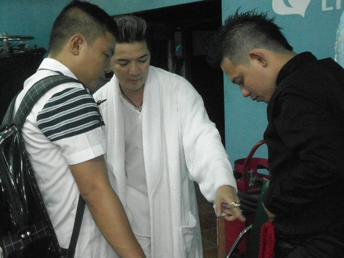 Mr Đàm đang góp ý trang phục cho một nghệ sĩ Violon.