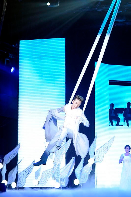 Khán giả reo hò, cổ vũ vì những đường bay quá điêu luyện của Mr Đàm. Khán giả reo hò, cổ vũ vì những đường bay quá điêu luyện của Mr Đàm.