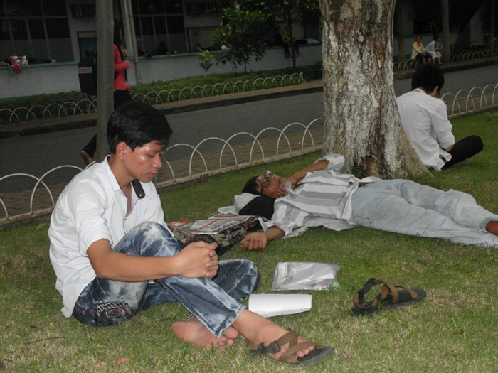 “Con học bài đi, bố chợp mắt tý”. (Xem đáp án môn Vật lí - Xem đáp án môn Toán)