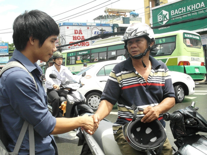 Cái bắt tay thật chặt, đầy ý nghĩa của hai bố con. Xem đáp án môn Vật lí - Xem đáp án môn Toán - Xem đáp án môn Hóa Cái bắt tay thật chặt, đầy ý nghĩa của hai bố con. Xem đáp án môn Vật lí - Xem đáp án môn Toán - Xem đáp án môn Hóa
