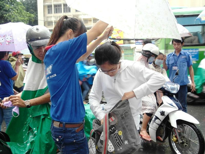 Kiểm tra bút, phiếu báo danh dưới cơn mưa… XEM ĐÁP ÁN MÔN VĂN KHỐI D 2012 - ĐÁP ÁN MÔN SINH KHỐI B 2012 - ĐÁP ÁN ĐỀ THI VĂN KHỐI C 2012 Kiểm tra bút, phiếu báo danh dưới cơn mưa… XEM ĐÁP ÁN MÔN VĂN KHỐI D 2012 - ĐÁP ÁN MÔN SINH KHỐI B 2012 - ĐÁP ÁN ĐỀ THI VĂN KHỐI C 2012