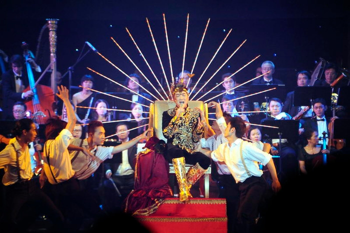 Ngồi trên ngai vàng, ông hoàng nhạc Việt thổn thức hàng loạt các ca khúc: Số phận, Nụ hôn xa vời, Lá thu vàng… Ngồi trên ngai vàng, ông hoàng nhạc Việt thổn thức hàng loạt các ca khúc: Số phận, Nụ hôn xa vời, Lá thu vàng…