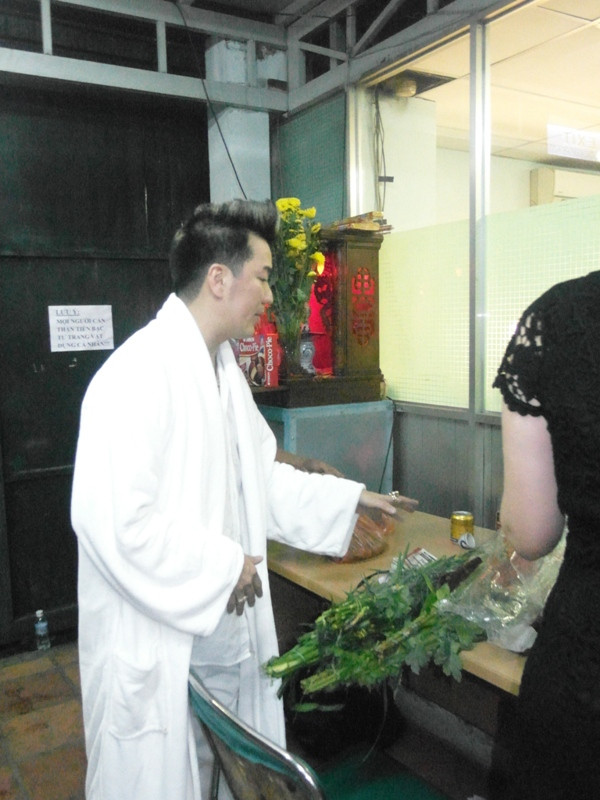 Anh vận một chiếc áo choàng trắng toát, phủ kín từ đầu đến chân. Đây là bộ trang phục thiêng liêng, Mr Đàm chỉ mặc khi đứng trước bàn thờ Tổ nghiệp và bàn thờ NSƯT Thanh Nga.