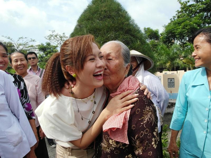 Bất ngờ, má ghé sát má Thanh Thuý, nói: “Con cho má hun con một cái…” Bất ngờ, má ghé sát má Thanh Thuý, nói: “Con cho má hun con một cái…”