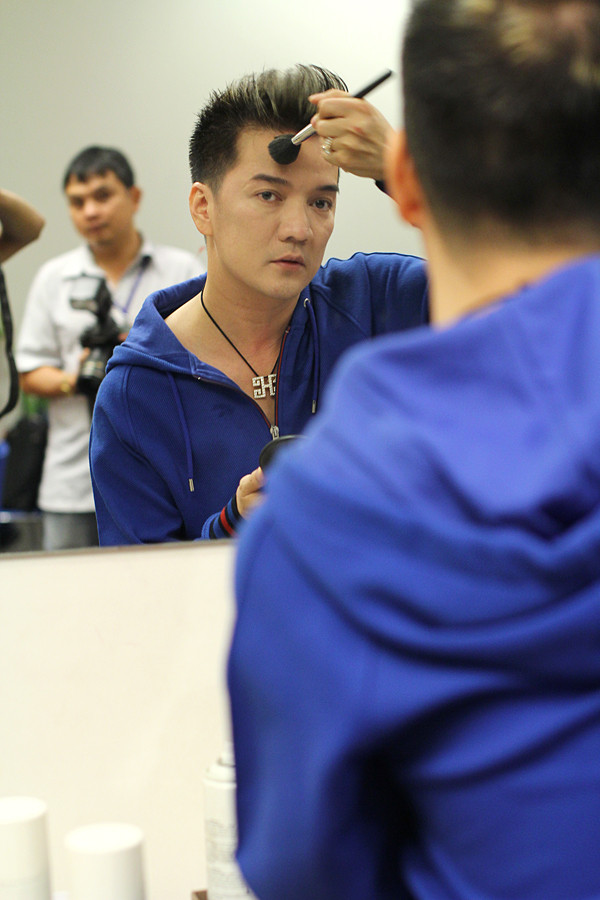 Đánh tý phấn, son cho ăn đèn sân khấu.