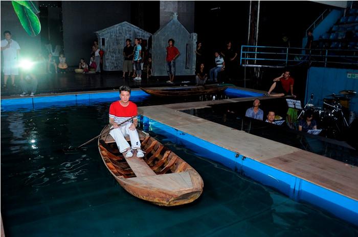 Đàm Vĩnh Hưng đã biến sân khấu Lan Anh thành một dòng sông thơ mộng, bằng hơn 30 m3 nước. Đàm Vĩnh Hưng đã biến sân khấu Lan Anh thành một dòng sông thơ mộng, bằng hơn 30 m3 nước.