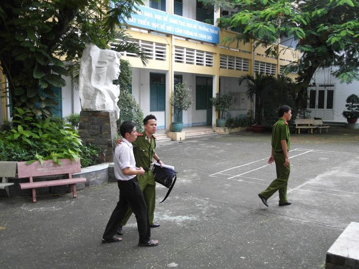 Công an P8, Q3 giải tên Tiên Uy Nghi về phường - Ảnh Dương Cầm Công an P8, Q3 giải tên Tiên Uy Nghi về phường - Ảnh Dương Cầm