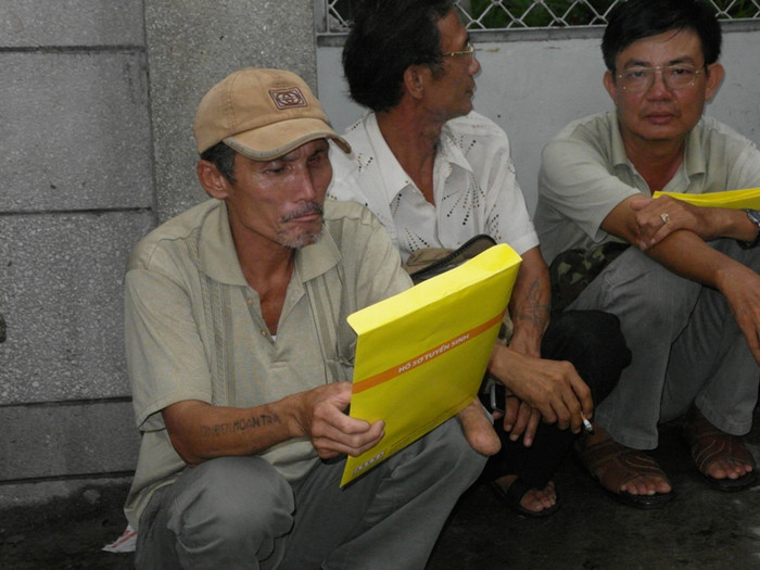 Lão nông Nguyễn Văn Kiển đưa con trai từ Quảng Ngãi vào TP.HCM ứng thí tìm cách giết sự nôn nóng, đang đọc thông tin một trường đại học. Xem đáp án môn Vật lí - Xem đáp án môn Toán