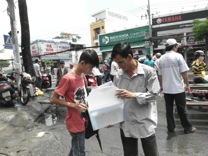 Kiểm tra giúp con trai xem có mang đầy đủ viết, thước kẻ, máy tính chưa… Xem đáp án môn Vật lí - Xem đáp án môn Toán - Xem đáp án môn Hóa Kiểm tra giúp con trai xem có mang đầy đủ viết, thước kẻ, máy tính chưa… Xem đáp án môn Vật lí - Xem đáp án môn Toán - Xem đáp án môn Hóa