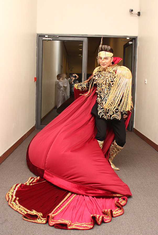 Chiếc áo khoác bên ngoài có chiều dài gần 5 mét, gây cản trở cho người mặc, nhất là với một người "hiếu động" như Mr Đàm.