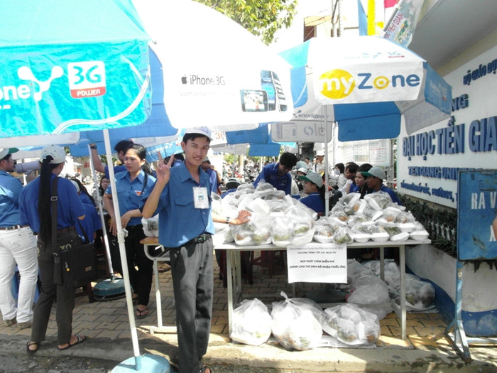 Trước cổng ĐH Tiền Giang, những hộp cơm miễn phí đã được chuẩn bị sẵn, sẽ phát cho các thí sinh có hoàn cảnh khó khăn. Trước cổng ĐH Tiền Giang, những hộp cơm miễn phí đã được chuẩn bị sẵn, sẽ phát cho các thí sinh có hoàn cảnh khó khăn.