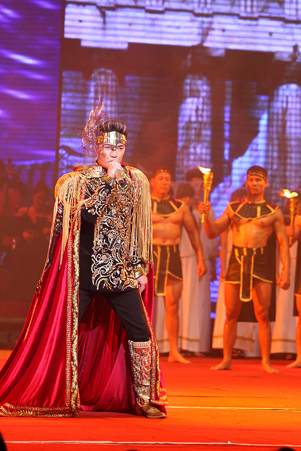 Tiết mục được đầu tư công phu này, đã gây "choáng" cho khán giả thủ đô ngay khi liveshow vừa bắt đầu.