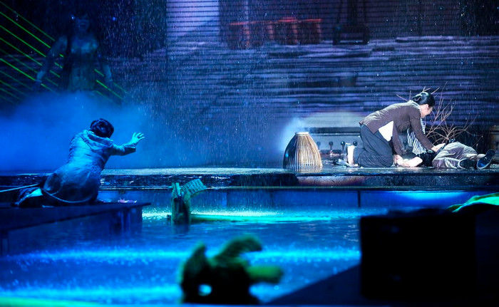 Mưa, bão nổi lên….Mr Đàm băng sông, chạy đến bên mộ người yêu. Mưa, bão nổi lên….Mr Đàm băng sông, chạy đến bên mộ người yêu.