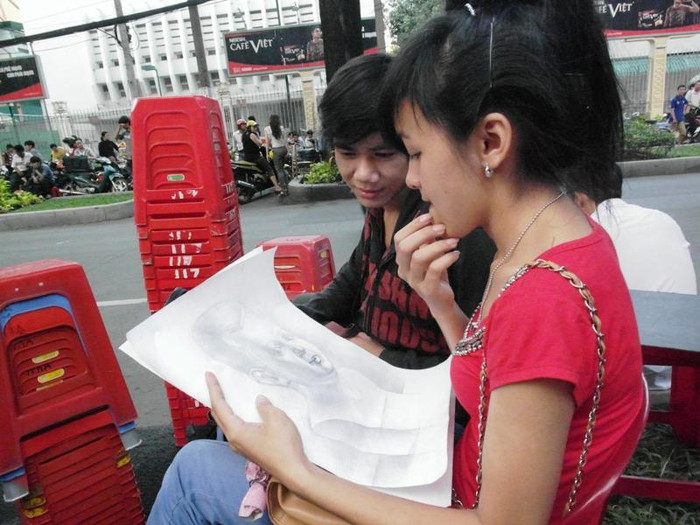 Hai anh em ruột Phan Văn Tuấn, Phạm Thị Thanh Nhị tranh thủ ôn lại phần thi vẽ. Rất hoạt bát, cô em Thanh Nhị cho biết: “Hôm qua Toán em làm khoảng tầm 7 điểm, Lý cũng thế. Đề khó thì điểm sàn sẽ ít, em cũng không lo lắm”. Xem đáp án môn Vật lí - Xem đáp án môn Toán - Xem đáp án môn Hóa