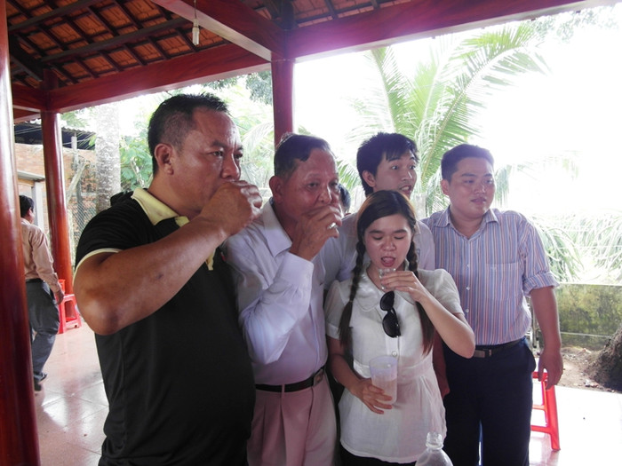 Uống cạn ly rượu đế tình nghĩa…