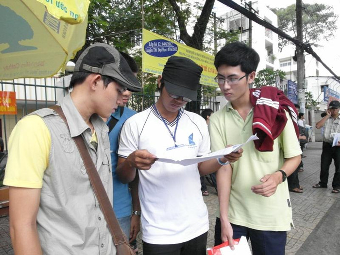 Các thí sinh đang xem lại kết quả sau khi kết thúc phần thi môn Hoá trước trường ĐH Khoa học tự nhiên. Xem đáp án môn Vật lí - Xem đáp án môn Toán - Xem đáp án môn Hóa - Xem đáp án môn Ngoại ngữ Khối A1 Các thí sinh đang xem lại kết quả sau khi kết thúc phần thi môn Hoá trước trường ĐH Khoa học tự nhiên. Xem đáp án môn Vật lí - Xem đáp án môn Toán - Xem đáp án môn Hóa - Xem đáp án môn Ngoại ngữ Khối A1