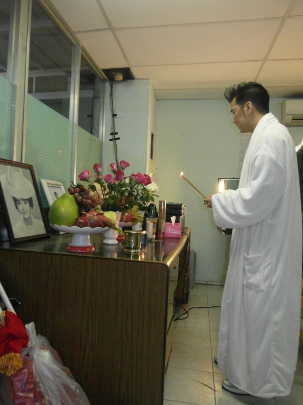 Đàm đứng trang nghiêm, nhìn vào bức ảnh thật lâu.